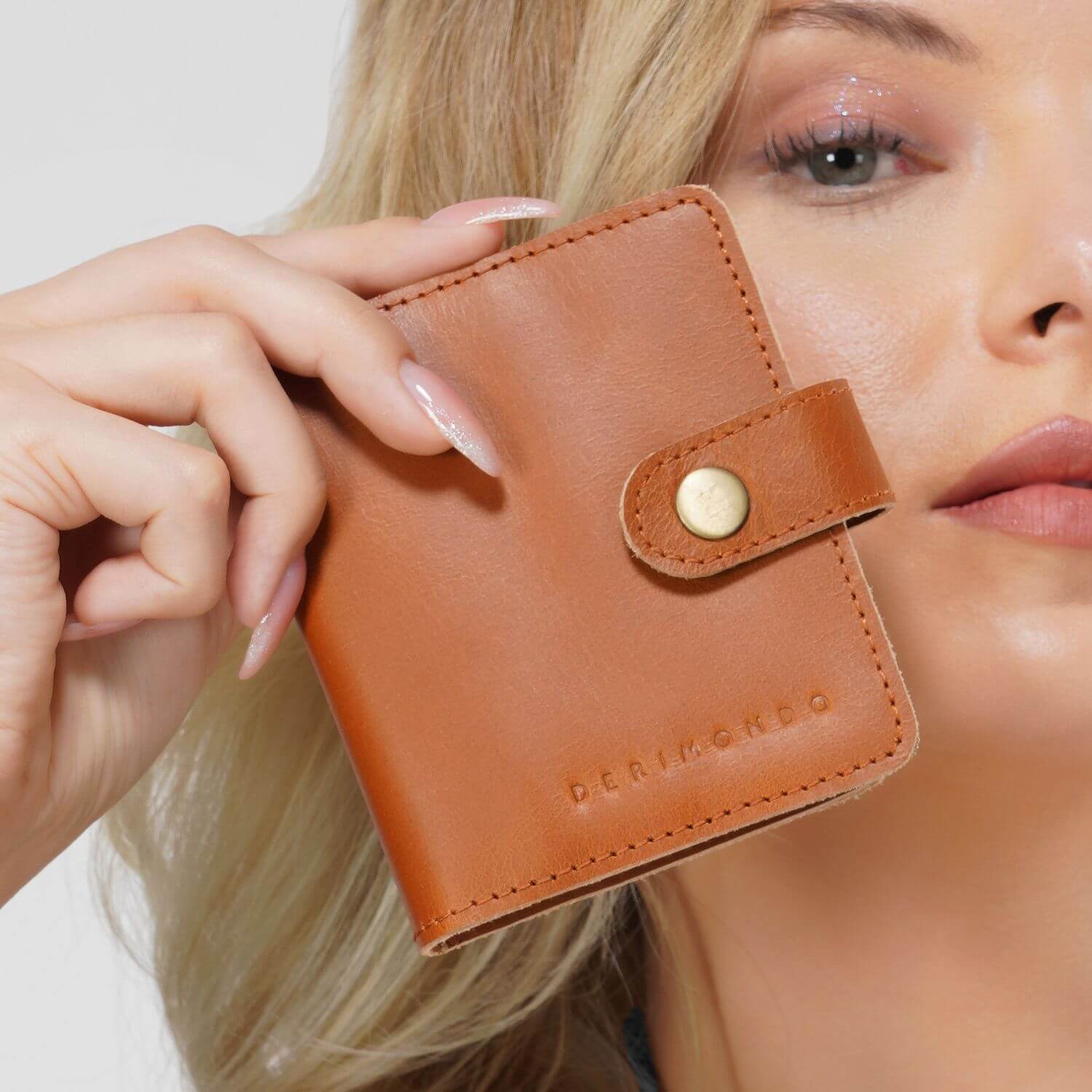 Prague Mini Bi-Fold Wallet | | Tan